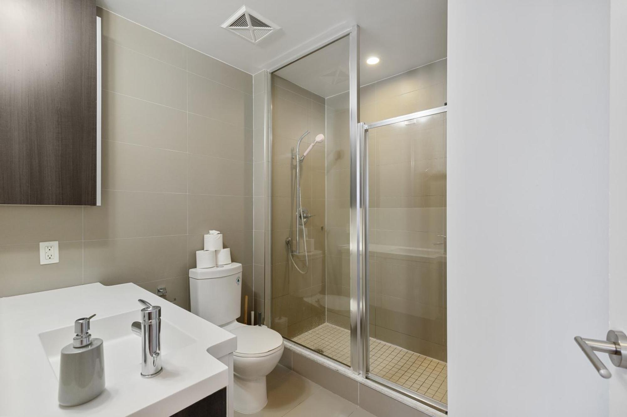 2Bedroom Cn Tower And Water Views - Free Parking - Rooftop Pool Toronto Exterior photo