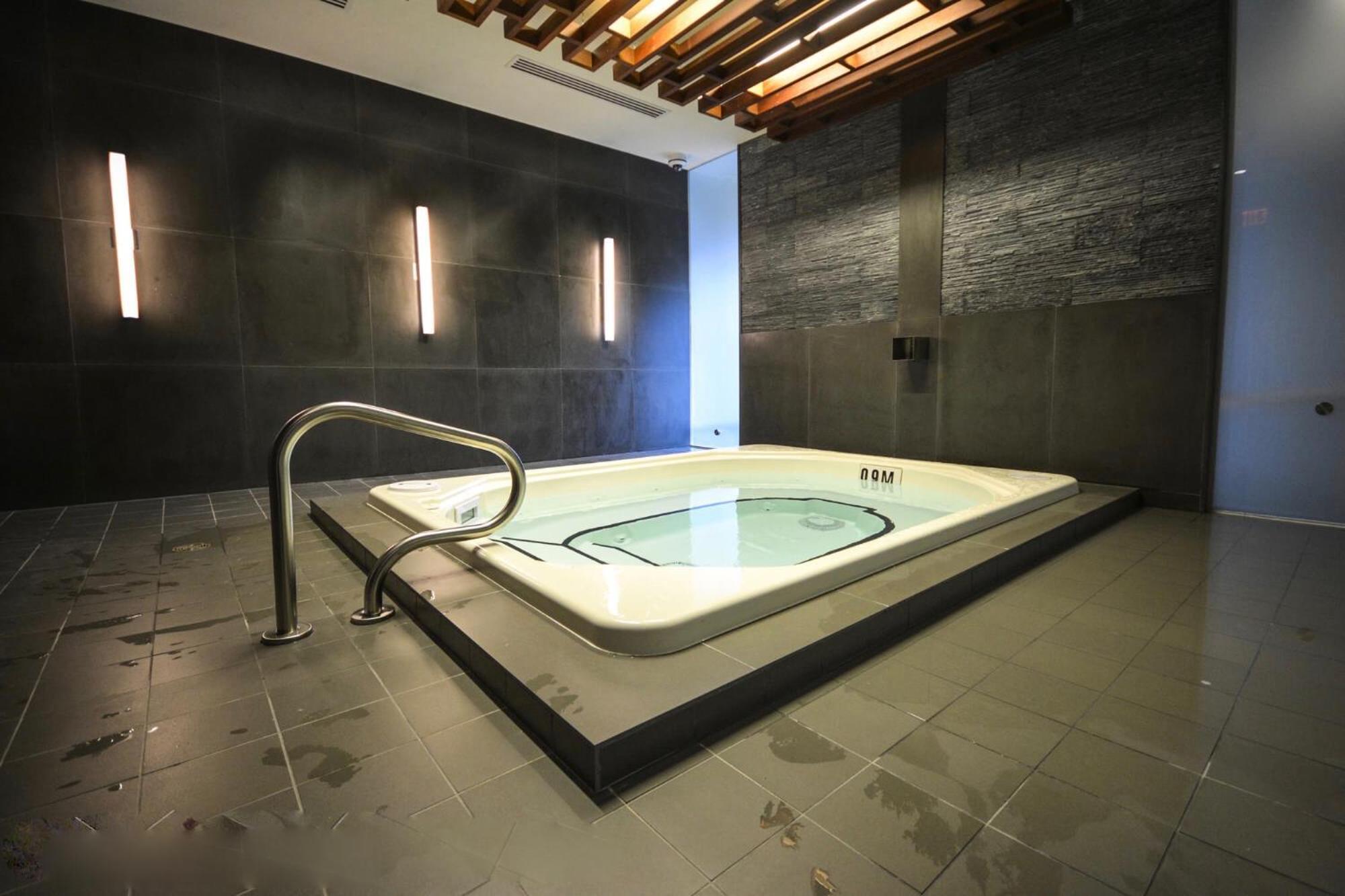 2Bedroom Cn Tower And Water Views - Free Parking - Rooftop Pool Toronto Exterior photo